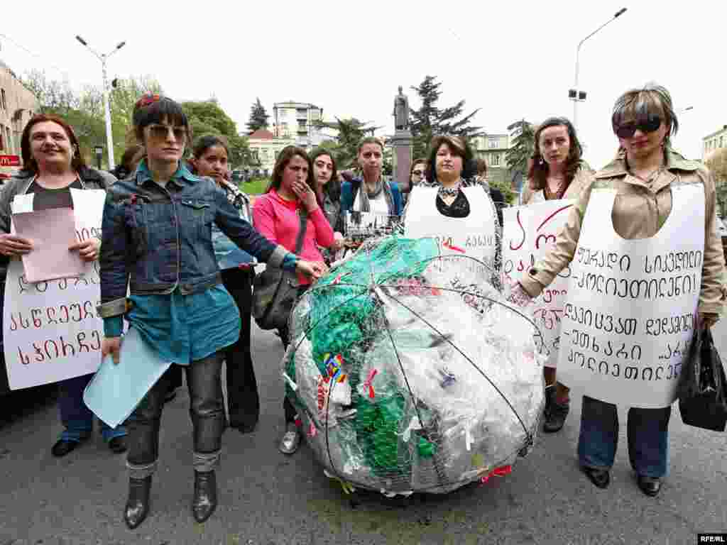 საქართველოში დედამიწის დღე წელს 21-ედ აღნიშნეს. ყველაფერი, რასაც დედამიწას ვესვრით, აუცილებლად უკან დაგვიბრუნდება - ეს არის აქციის სლოგანი, რომელიც დედამიწის საერთაშორისო დღეს მიეძღვნა.