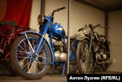 Синий мотоцикл - К125М 1953 год. Черный — легкий мотоцикл "Киевлянин" К1Б 1947 год, первая модель Киевского мотоциклетного завода