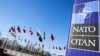 Flamuj të shteteve anëtare të NATO-s të vendosur para selisë së aleancës në Bruksel të Belgjikës, 4 prill 2023. 