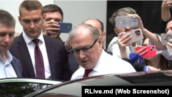 Ambasadorul desemnat al Rusiei, Oleg Ozerov, plecând de la Ministerul Afacerilor Externe de la Chișinău pe 18 mai, fără să dea lămuriri jurnaliștilor în legătură cu survolul dronei, petrecut cu cinci zile mai devreme