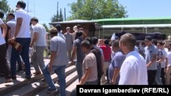Маркумду акыркы сапарга узатуу үчүн баргандар. 5-июль, 2019-жыл. 
