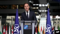 Mark Rutte, a NATO főtitkára a védelmi szövetség brüsszeli központjában tart tájékoztatót, miután magas szintű dél-koreai hírszerzési és katonai tisztviselőkkel, valamint diplomatákkal tárgyalt 2024. október 28-án