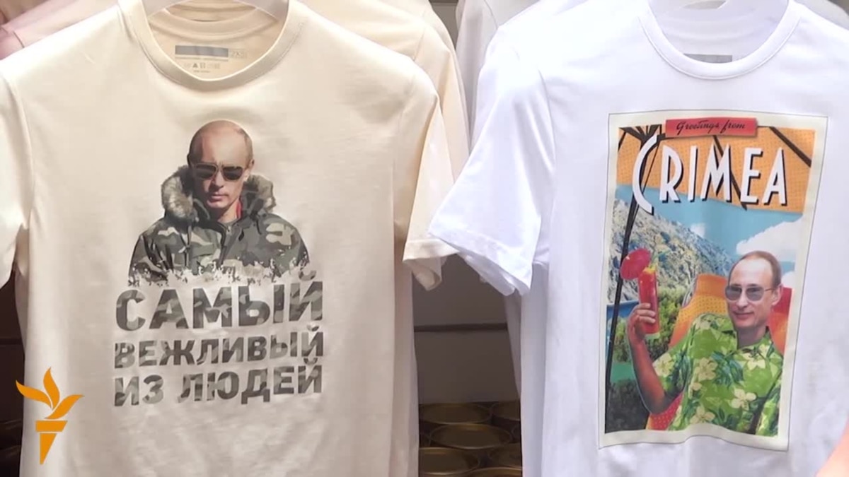 Crimea-Themed Putin T-Shirts Go On Sale Near Kremlin
