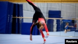 Njemačka gimnastičarka Sarah Voss na treningu u Kelnu nosi triko koji pokriva cijelo tijelo, maj 2021.