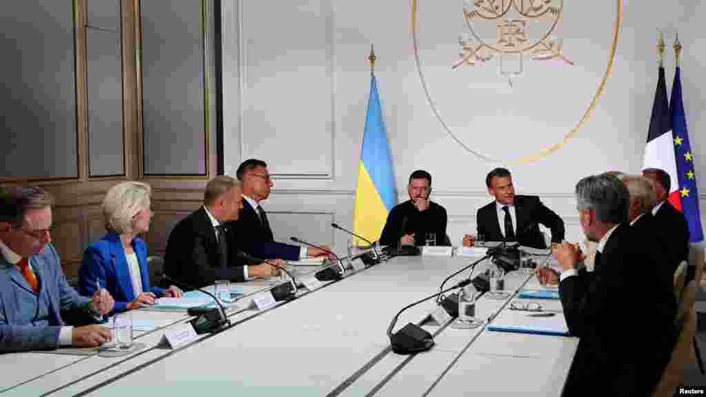 Macron elmondta, hogy a koalíció és az Egyesült Államok megállapodtak abban, hogy szorosabban együttműködnek a jövőbeli szankciókkal kapcsolatban, különösen az orosz olaj- és gázszektorral, valamint Kínával szemben