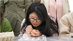 Diplomație prin tradiții de Paște: studenții chinezi învață să încondeieze ouă