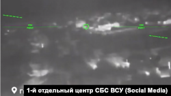 Скриншот с видео 1-го отдельного центра СБС ВСУ, на котором дрон атакует нефтебазу в поселке Гвардейское Симферопольского района Крыма 