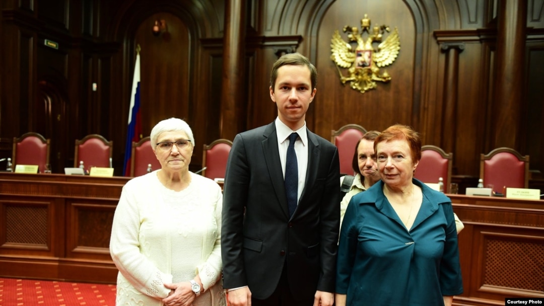 Алиса Мейсснер, Елизавета Михайлова, Евгения Шашева с юристом Григорием Вайпманом в Конституционном суде России