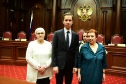 Алиса Мейсснер, Елизавета Михайлова и Евгения Шашева с юристом Григорием Вайпаном