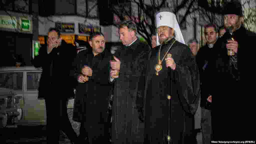 Devlet qaravullar ve milis hadimlerinen ortağa alınğan memurlar, Qırım Patriarhatınıñ Ukrain provoslav kilsesi yerleşken Sevastopolskaya soqağına yol tuttı