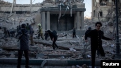 Хора на мястото израело-американски удар срещу полицейски участък в Техеран, Иран, 3 март 2036 г.