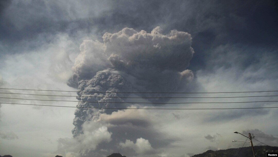 Erupcija vulkana La Sufrijer u Kingstownu na istočnom karipskom ostrvu Sveti Vincent 9. aprila 2021.