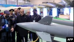 Иранскиот претседател Масуд Пезешкијан на изложба на одбранбени и вселенски достигнувања во Техеран, 2 февруари 2025 година.