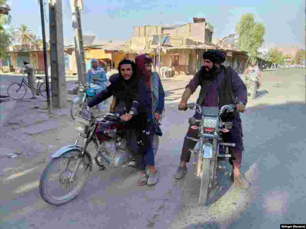 Luftëtarët talibanë duke patrulluar qytetin Farah. (11 gusht 2021)