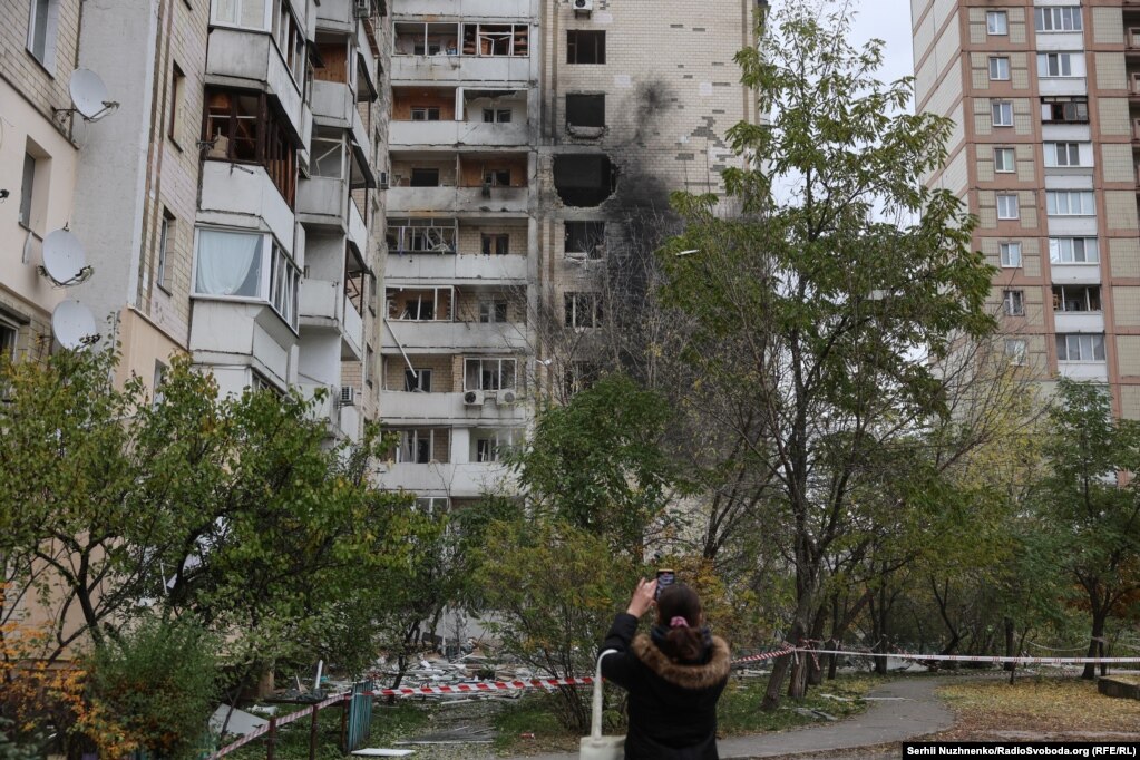 Ще одна пошкоджена багатоповерхівка у Деснянському районі – тут із 1 по 9 поверхи вибило вікна