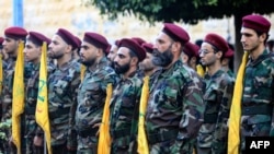 Luptători Hezbollah care participă la o ceremonie funerară pe 25 septembrie.