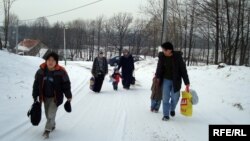 Нұрғалиевтер отбасы босқындар лагерінің қабылдау орталығына келе жатыр. Вышни Лхоты, 1 ақпан 2009 ж.