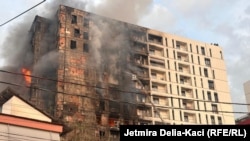 Pasojat e zjarrit në ndërtesën shumëkatëshe në Tiranë, Shqipëri, 14 prill 2026.