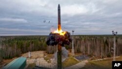 تصویری که وزارت دفاع روسیه ۲۶ اکتبر امسال از پرتاب آزمایشی یک موشک قاره‌پیما به‌عنوان بخشی از تمرینات هسته‌ای منتشر کرد
