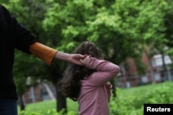 Jeta Deva tregon se mbi 90 për qind e nënave me fëmijë me skeptër të autizmit detyrohen të ndërpresin shkollimin apo punësimin për t’u kujdesur për fëmijët e tyre, pasi jo të gjithë mund të angazhojnë asistent.