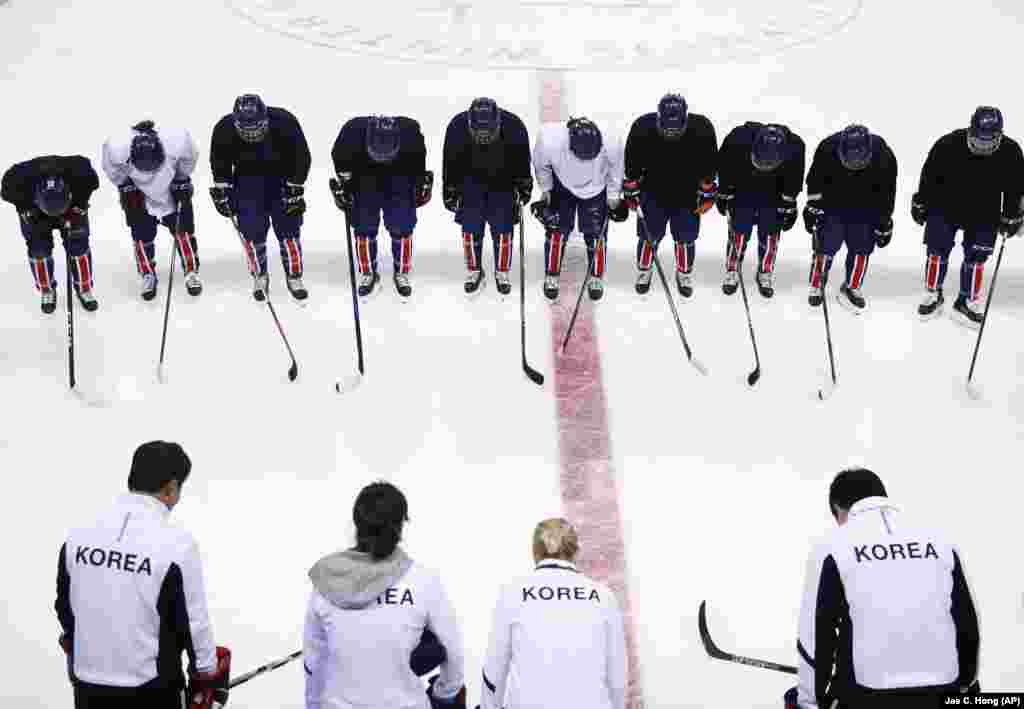 Kombinovani ženski korejanski tim pozdravlja trenere nakon treninga u zimskom Olimpijskom centru Gangneung.