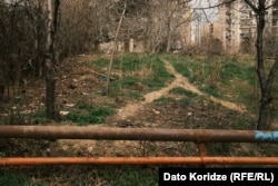 ამ მილებს უნდა გადააბიჯო, რომ ე.წ. სკვერის ტერიტორიაზე შეხვიდე, 11 მარტი, 2026 წელი