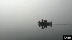 Лодка спасателей на Курильском озере (архивное фото)