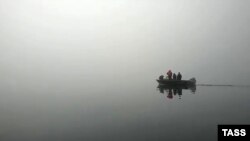 Поиск тел погибших туристов при крушении вертолета МИ-8 над Курильским озером