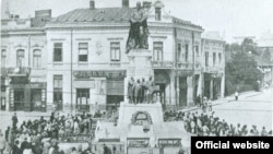 Piese de artilerie germane capture de trupele române în iulie1917, expuse în Piața Unirii la Iași (Sursa: Arhivele Naționale Istorice Centrale)