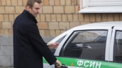 Алексей Навальный сегодня у здания суда