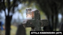 Gyertya egy síron az egri temetőben 2012. november 2-án, mindenszentekkor