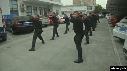 Нацистік лагерьдегі қыздың порно видеосы