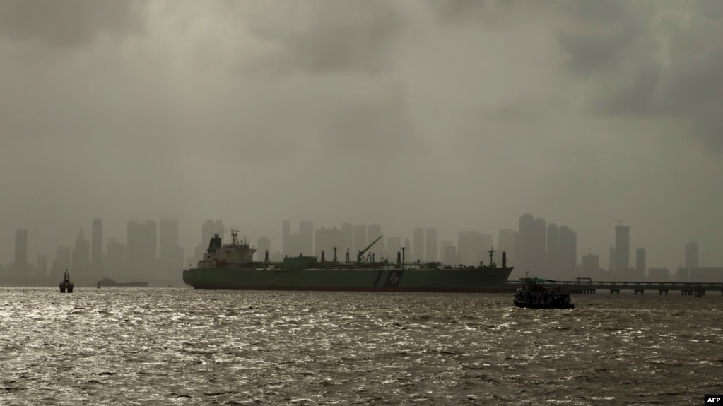 تصویر آرشیوی از یک نفتکش در نزدیکی بندر بمبئی هند