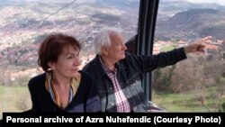 Azra Nuhefendić i Jovan Divjak razgledaju grad iz gondole Sarajevske žičare