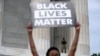 Жінка тримає плакат Black Lives Matter («Життя темношкірих важливі»), Вашингтон, США, червень 2020 року