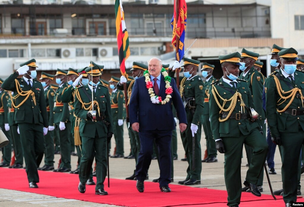 Alexander Lukashenko durante la sua visita in Zimbabwe.  Per tutto il 2023, Lukashenko ha cercato di stabilire contatti con i paesi dell’Africa, della Cina e dei paesi della CSI.  30 gennaio 2023 