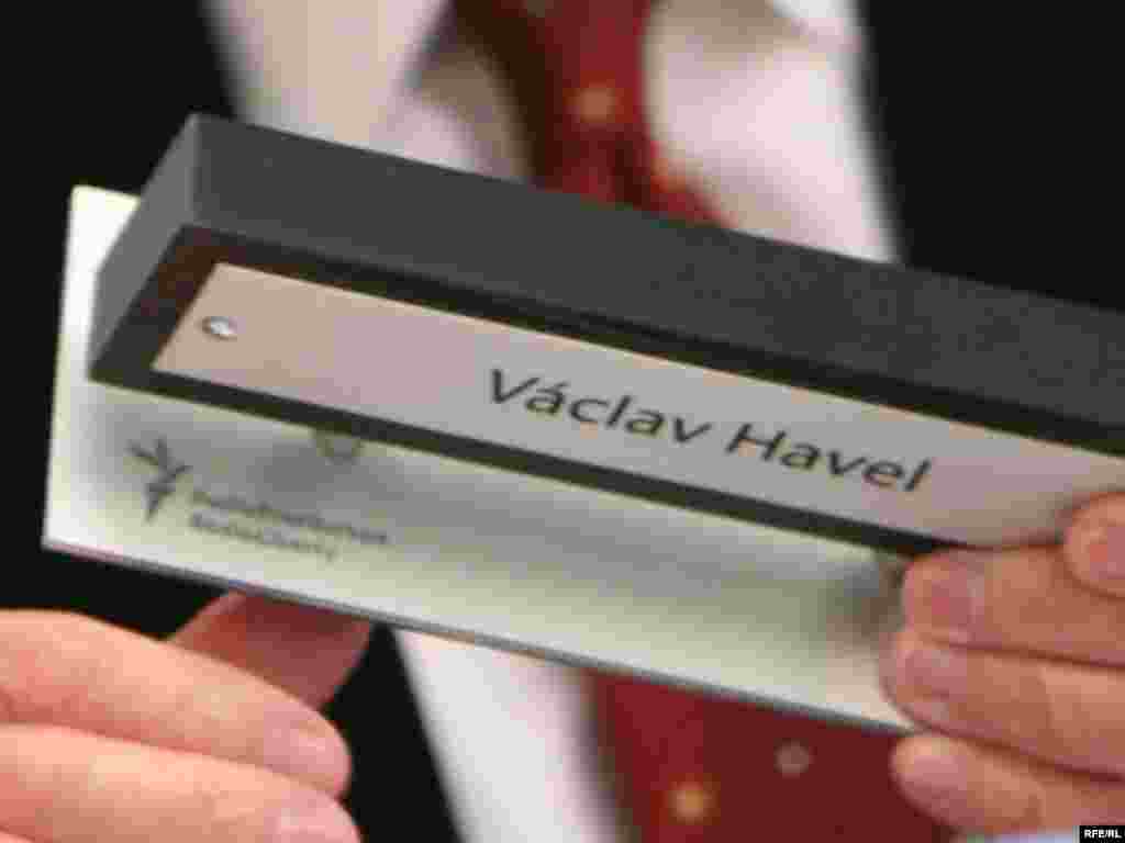 Vaclav Havel primeşte de la preşedintele Europei Libere Jeff Gedmin o plăcuţă cu numele său