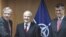 Predsjednik i premijer Kosova Fatmir Sejdiu (s) i Hašim Tači (d) sastali su se generalnim sekretarom NATO-a Jap de Hop Skeferom u Prištini, nepun mesec nakon proglašenja nezavisnosti Kosova, 14. marta 2008.