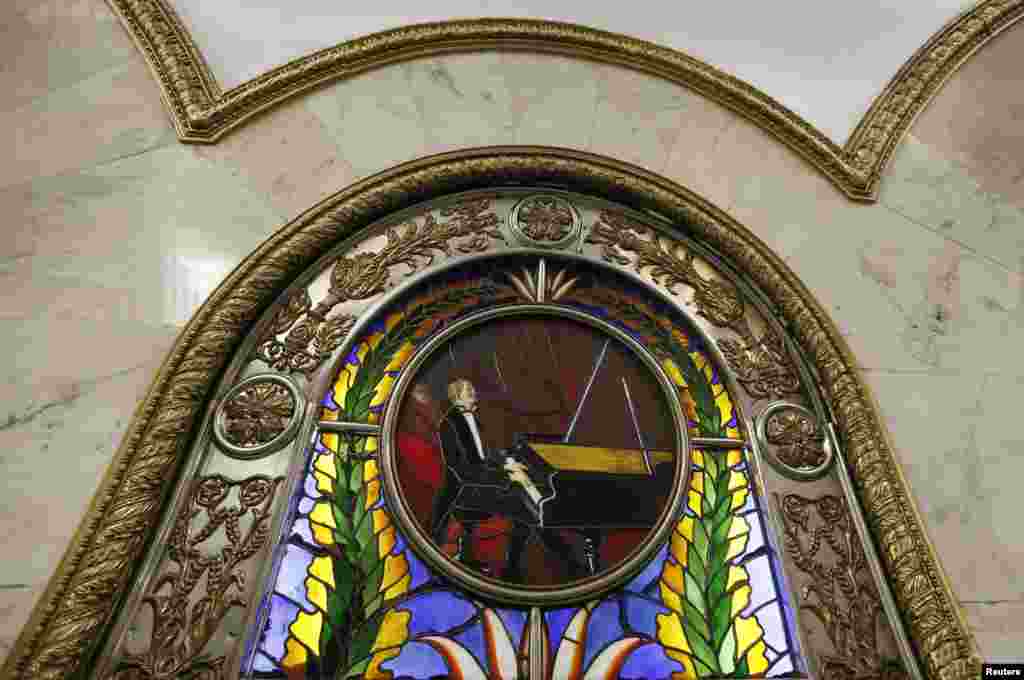 A stained-glass panel inside the Novoslobodskaya station