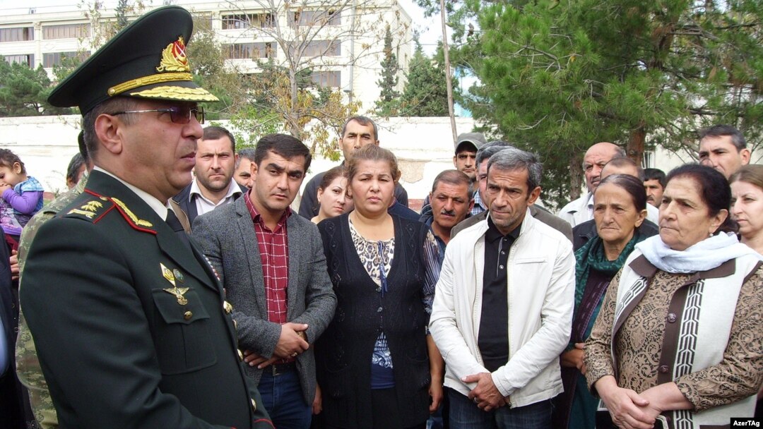 General-leytenant Rövşən Əkbərov valideynlərlə görüşür. 2015