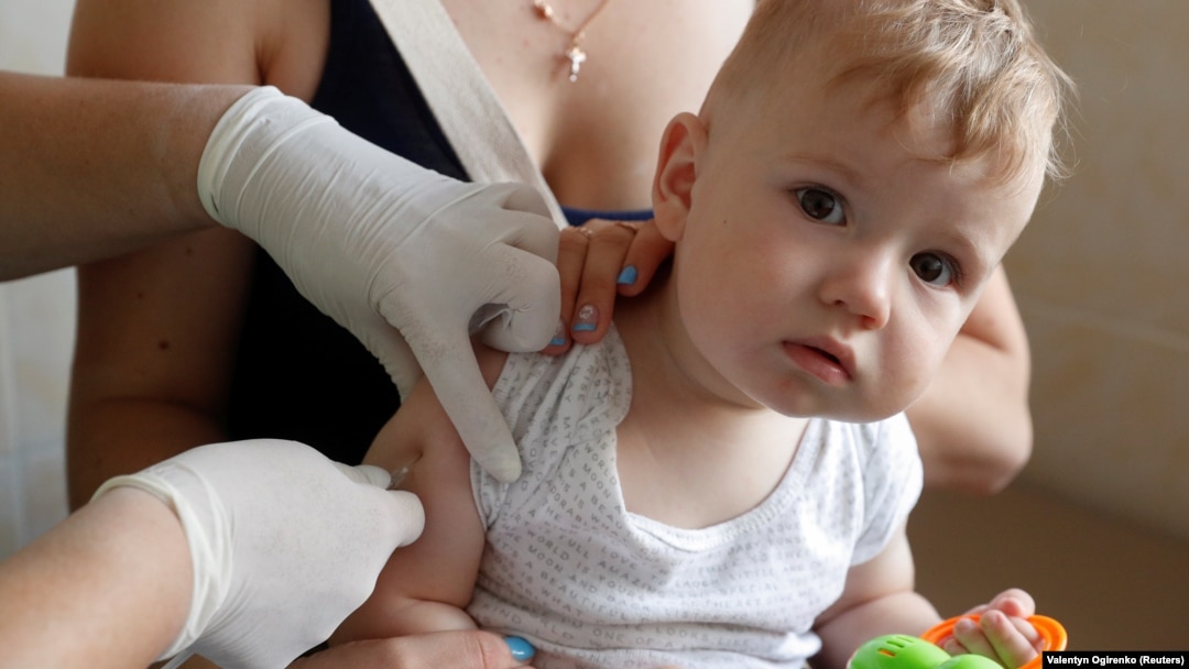 Vaccinul DTaP/IPV/Hib/HepB oferă protecţie împotriva difteriei, tetanosului, tusei convulsive, poliomielitei, Haemophilus influenzae tip b și hepatitei B. (Imagine generică)