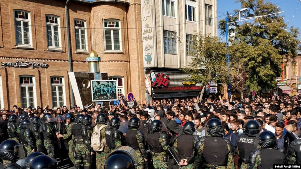 مقابله پلیس ضد شورش با معترضان در ارومیه در جریان اعتراض‌های ۲۵ آبان ۹۸