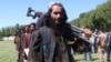 Бывшие боевики "Талибана" сдают оружие во время церемонии примирения в Герате, 24 июня 2021 года.