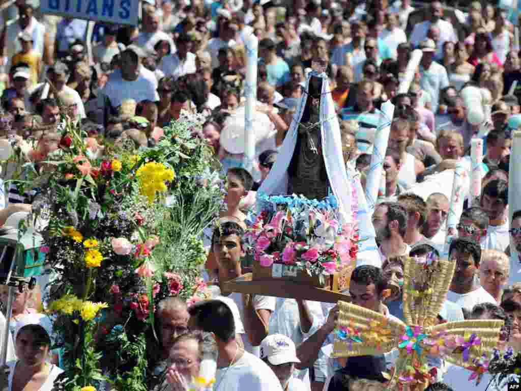 Францыя, Люрд: традыцыйная пілігрымка цыганоў.