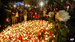 Люди вшановують пам'ять вбитого мера Гданська Павела Адамовіча, Гданськ, Польща, 14 січня 2019 року