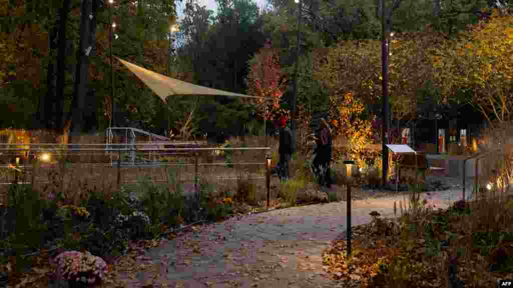 Zelenszkij elnök felesége, Olena Zelenska is részt vett a kert megnyitóján