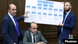 Armenia - Bright Armenia Party leader Edmon Marukian (L) presents a bill envisaging curbs on the prime minister's powers, Yerevan, March 27, 2019.