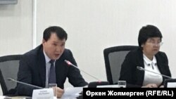 Председатель президиума политбюро ОСДП Зауреш Батталова (справа) и заместитель председателя Агентства по делам государственной службы и противодействию коррупции Алик Шпекбаев. Астана, 24 октября 2017 года.