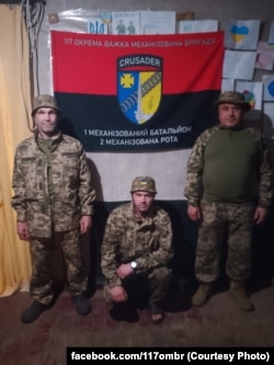 «Ромео» (на фото ліворуч) із побратимами
