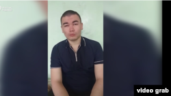 Алматы облысы Ақтас ауылындағы психиатриялық ауруханада емделуші Фархат Ғалымжан аурухана қызметкерлерді науқастарды мәжбүрлеп жұмыс істететінін, көнбегенге ауыр дәрі салатынын айтады. Денсаулық сақтау министрлігі мұны жоққа шығарып отыр. Азаттық видеосынан скриншот.